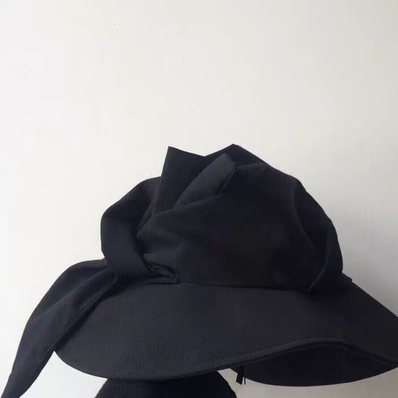 Big ribbon hat